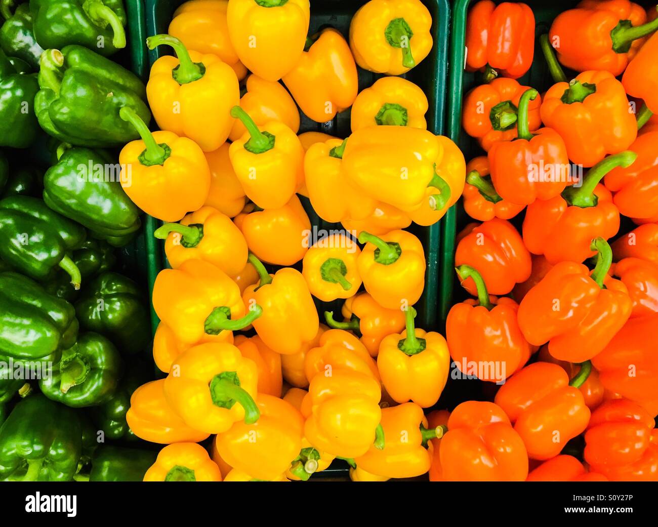 Grüne, gelbe und orange Paprika Stockfoto