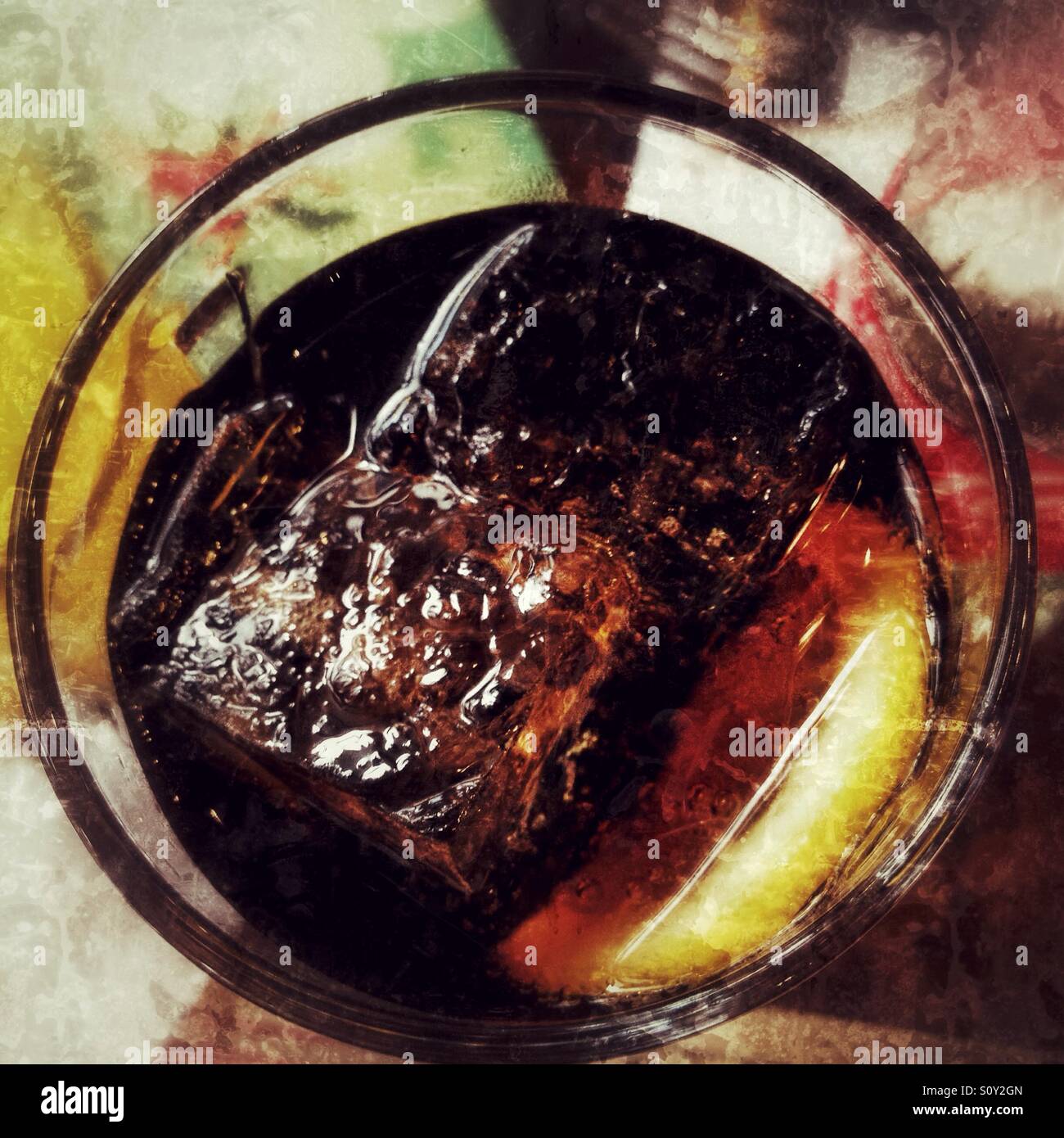 Auf der Suche nach unten auf ein Glas Cola. - Smartphone-aufgenommenes Stockfoto