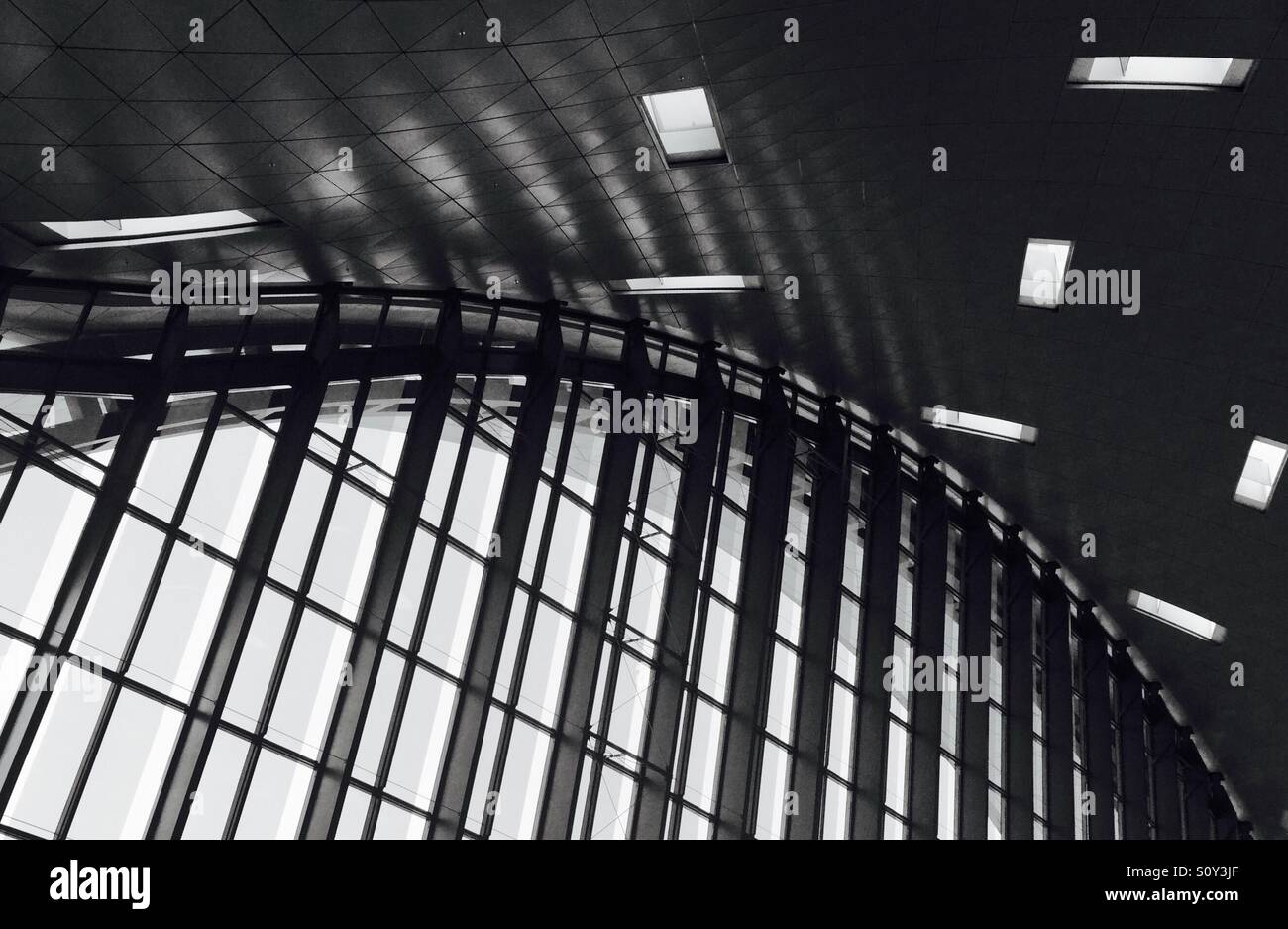 Die auffällige, geschwungene Architektur des internationalen Flughafen Hamad, Doha, Katar soll Meereswellen und Sanddünen, ein wesentlicher Teil des reichen kulturellen Erbes der Nation zu vertreten. Stockfoto