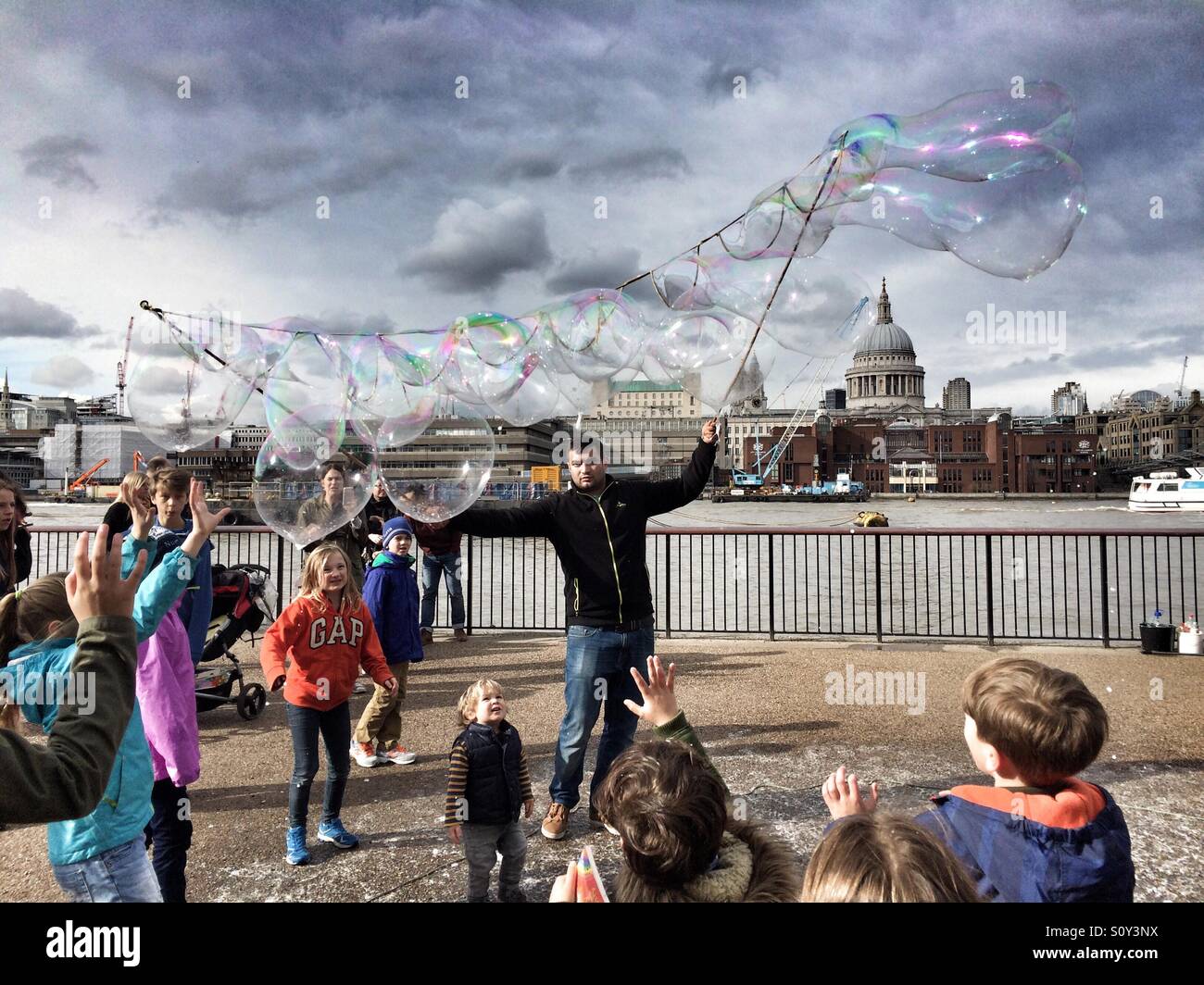 Bubble-Spaß auf der South Bank in London Stockfoto