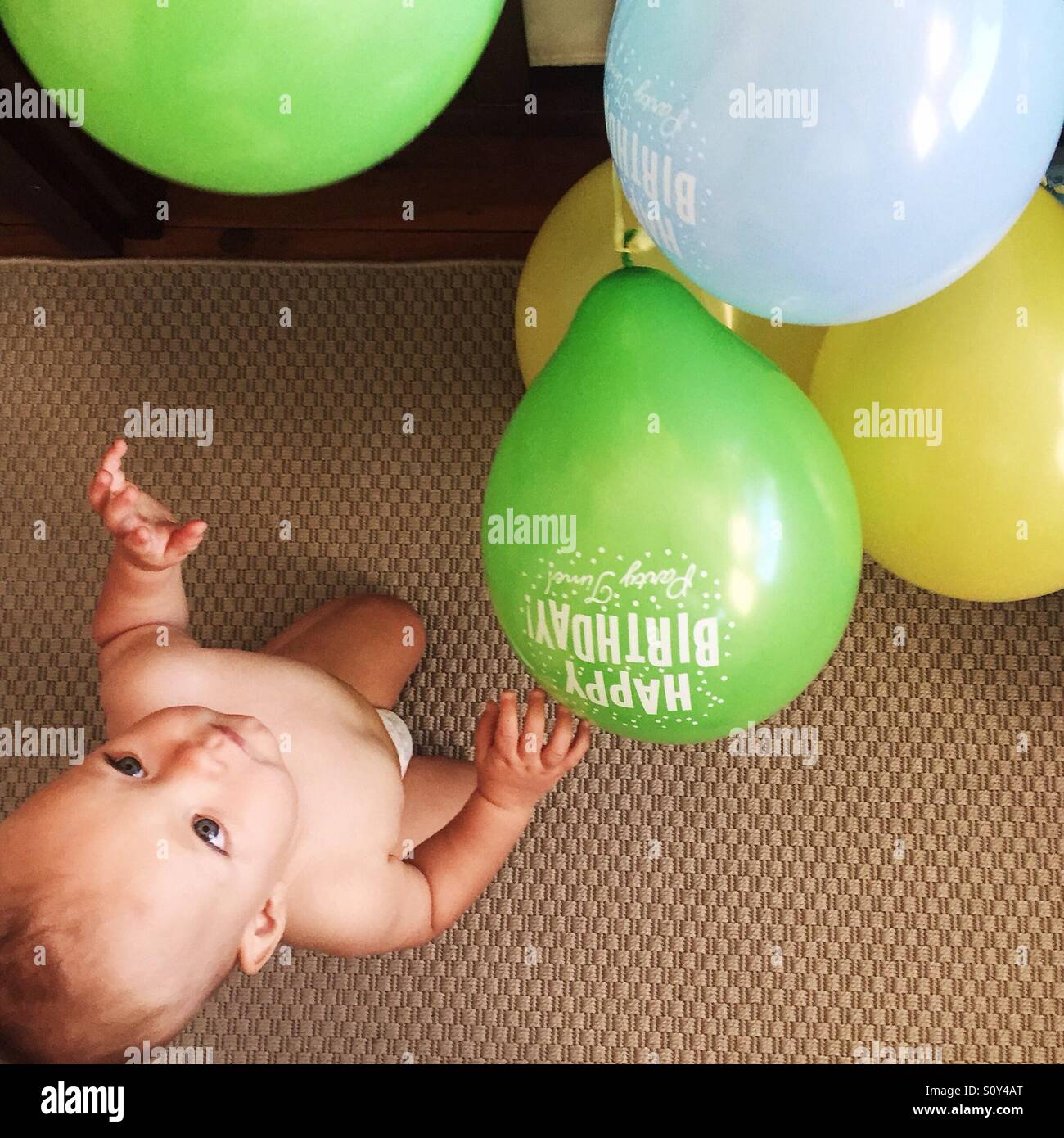 Geburtstagskind mit Geburtstag Ballons spielen Stockfoto