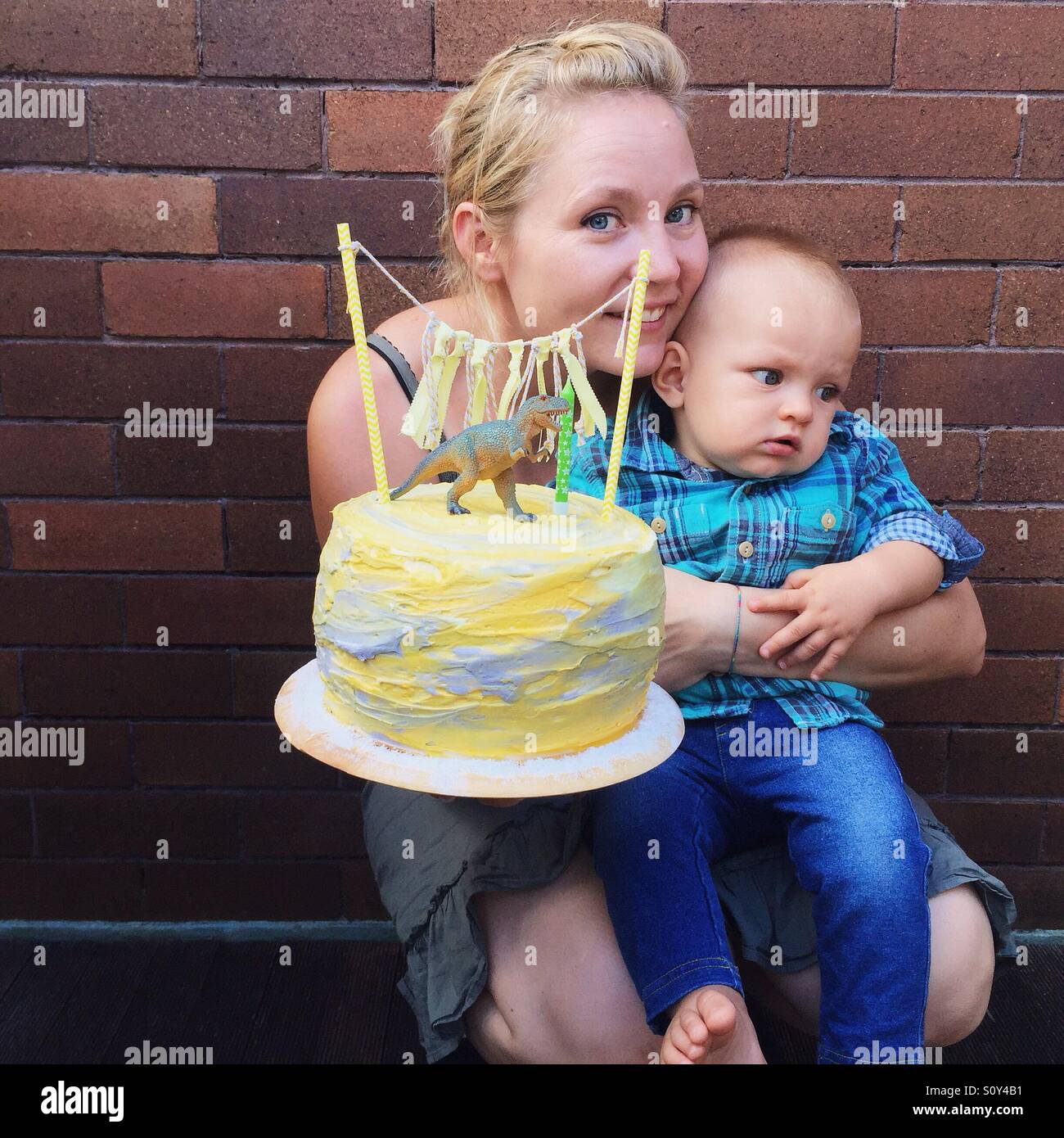 Mutter mit Kuchen und kleinen Geburtstagskind Stockfoto