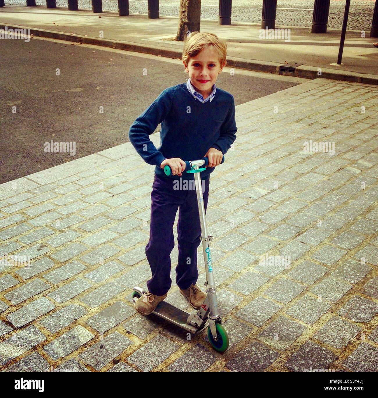 Junge auf einem Roller Stockfoto