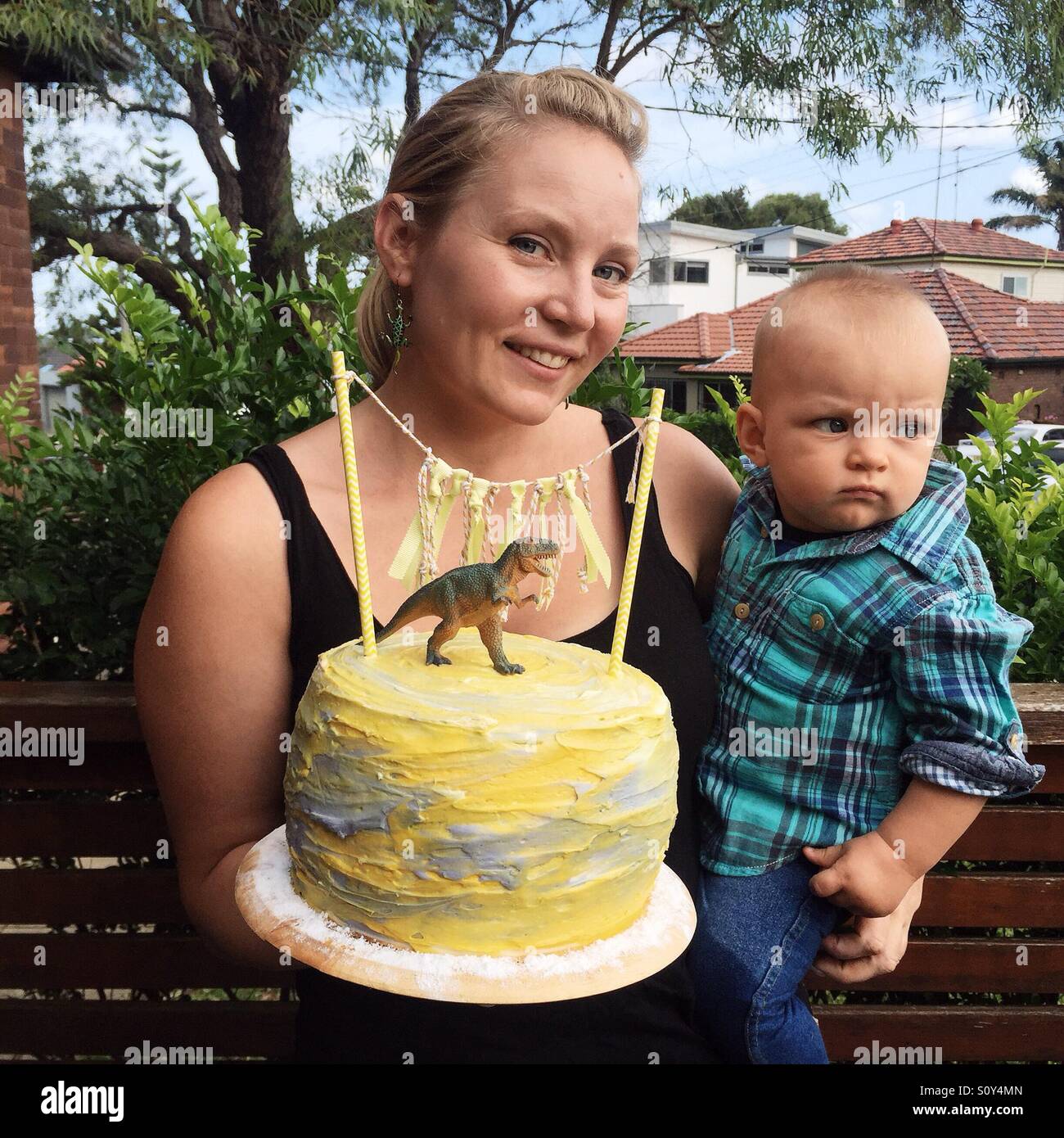 Mutter mit kleinen Jungen und Geburtstag Kuchen Stockfoto