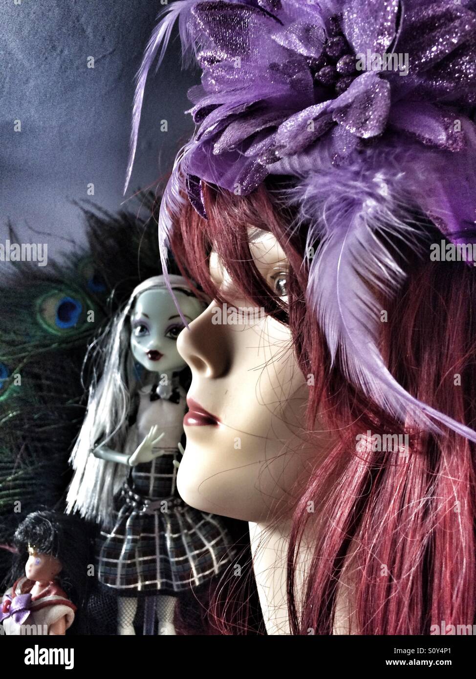 Puppen und eine Schaufensterpuppe Kopf auf ein Mädchen im Teenageralter Regal Stockfoto