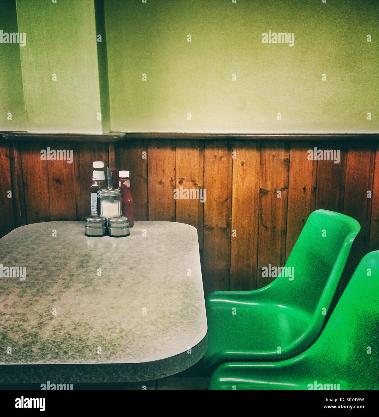 Grünen Sitze in einem café Stockfoto