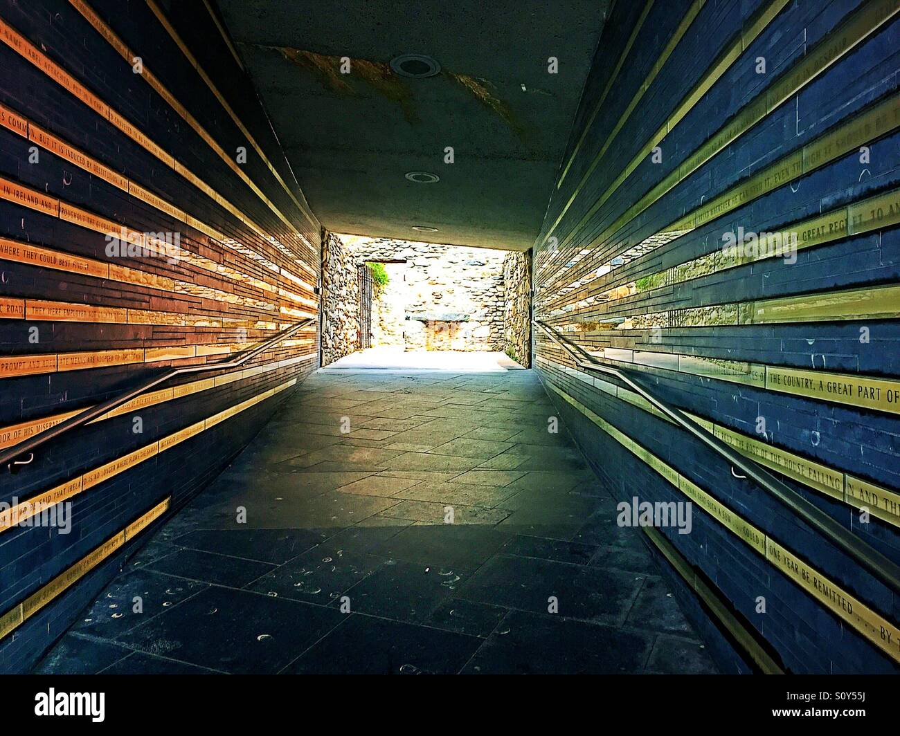 Eingang-Gehweg für das irische Hunger-Denkmal in der Innenstadt von New York City, USA Stockfoto