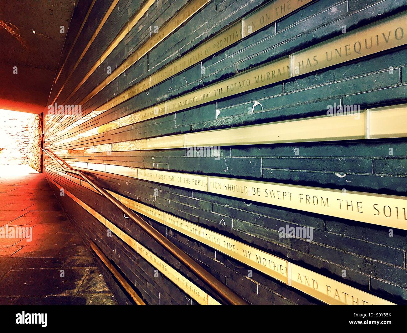 Eingang-Gehweg für das irische Hunger-Denkmal in der Innenstadt von New York City, USA Stockfoto