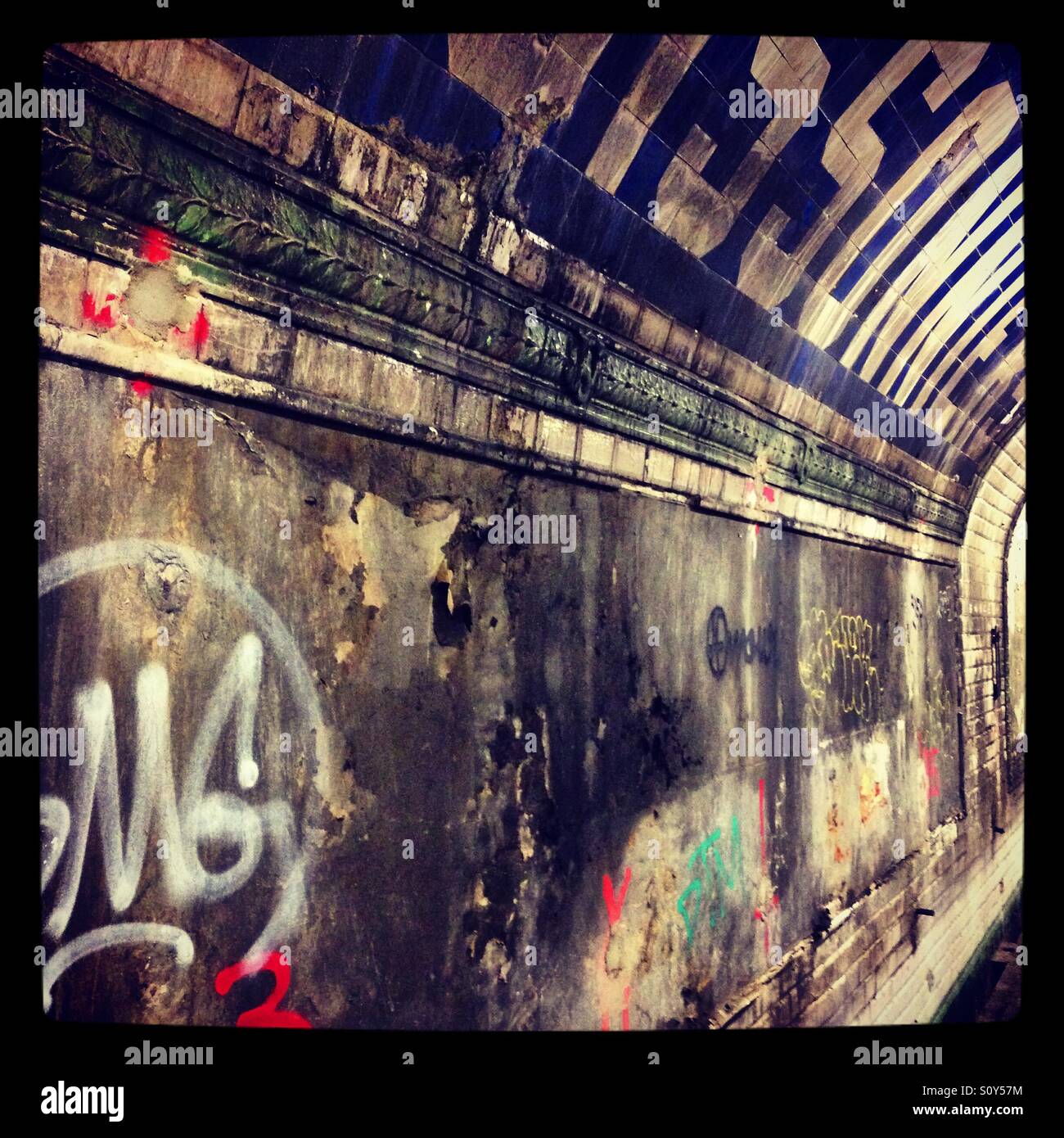 Verfallende Pariser Metro stop - Smartphone-aufgenommenes Stockfoto