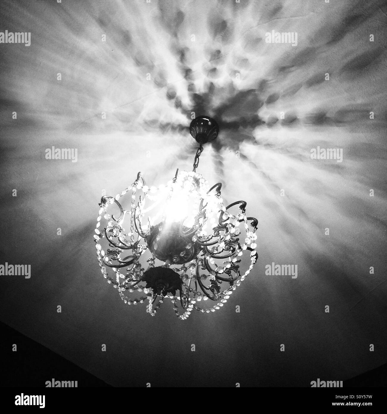 Schatten von einem kleinen Glas Kronleuchter - Smartphone-aufgenommenes Stockfoto