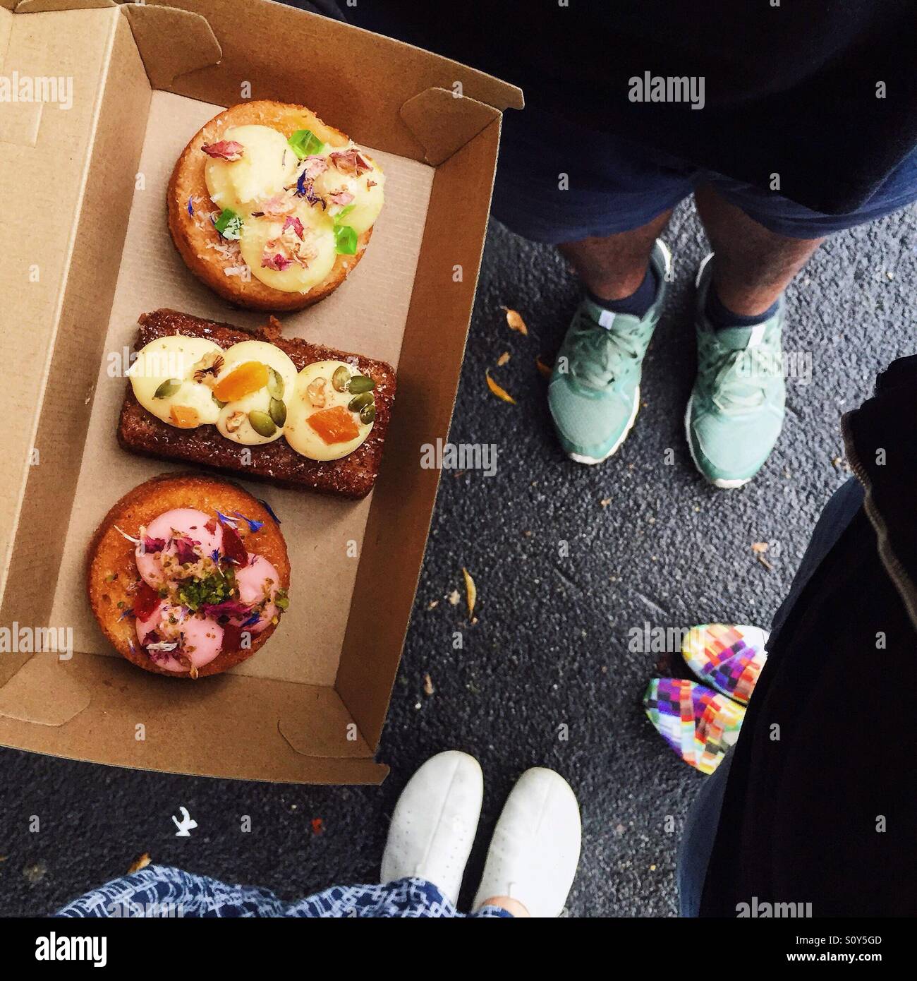 Menschen halten Schachtel mit köstlichen Speisen Stockfoto