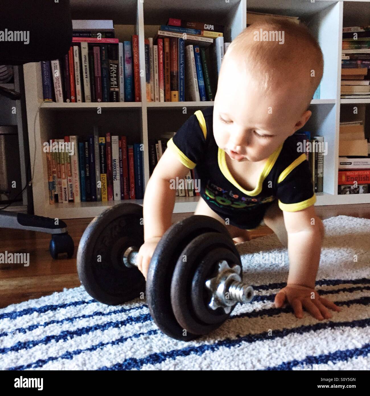 Kind spielt mit Fitnessgeräten Stockfoto