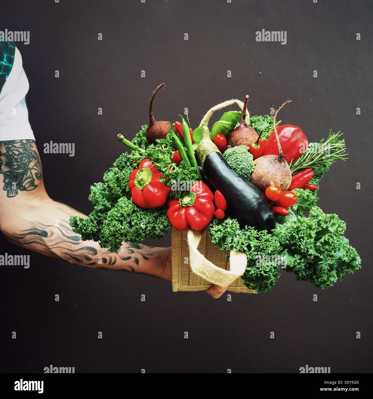 Hand, die Beutel mit frischem Gemüse Stockfoto