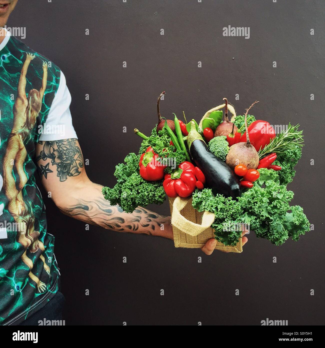 Person Holding Tasche voll mit frischem Gemüse Stockfoto