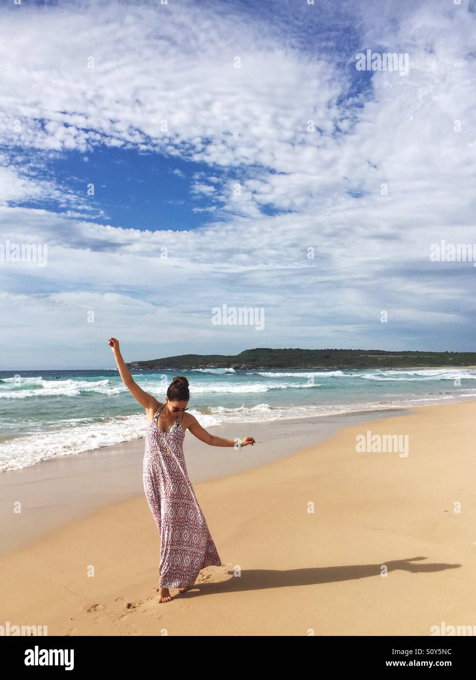 Glückliche Frau genießen Sie ihren Spaziergang am Strand Stockfoto