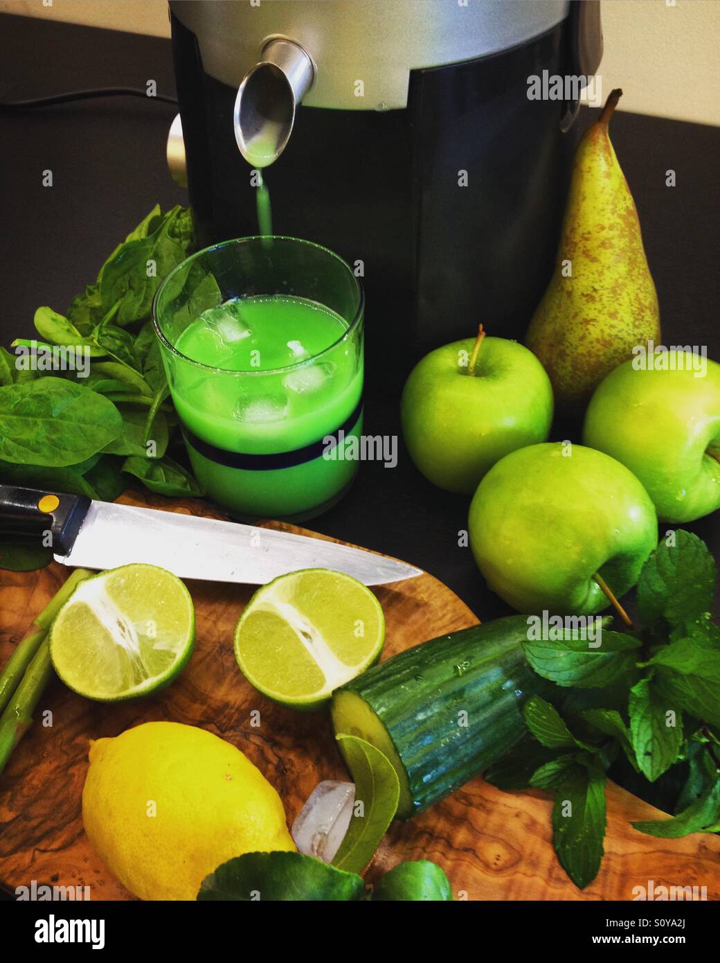 Entsaften von Obst und Gemüse. Mobiltelefon-Foto mit einem Telefon oder Tablet Nachverarbeitung. - Smartphone-aufgenommenes Stockfoto