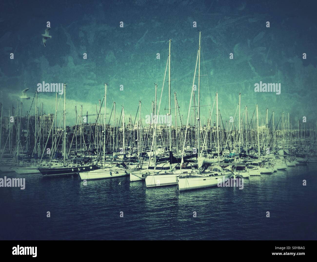 Landschaft der Hafenstadt Port Vell in Barcelona, Spanien - Smartphone-aufgenommenes Stockfoto