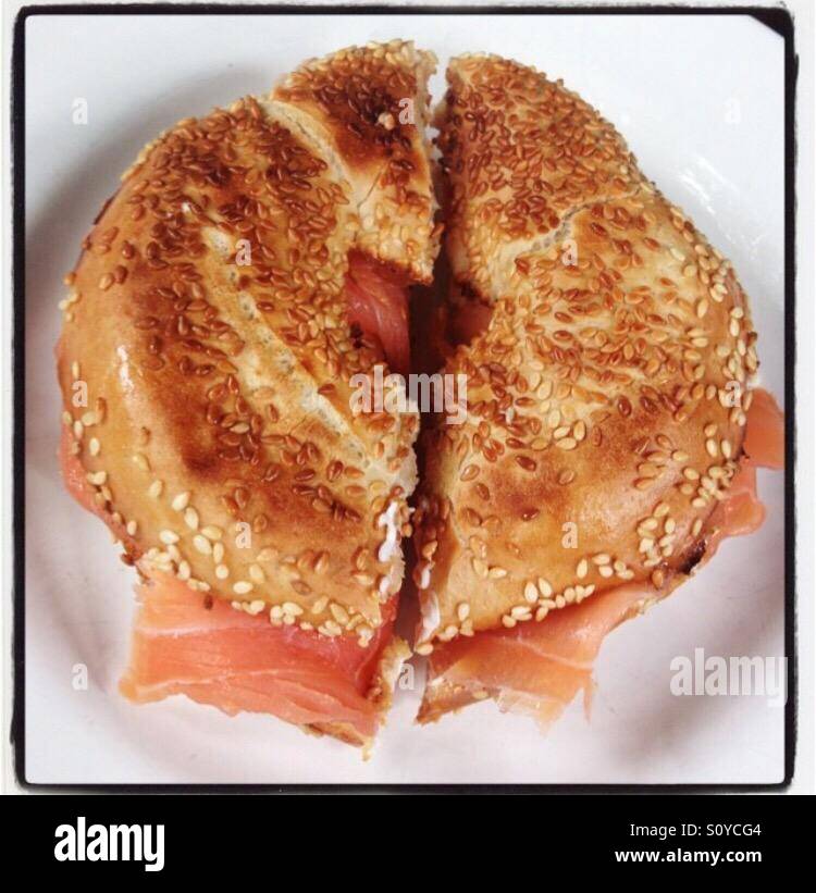 Lachs und Sahne-Käse-Sesam-Bagel Stockfoto