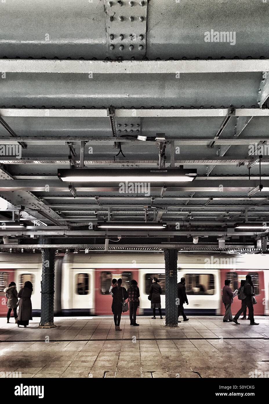 Bahnhof Whitechapel. Auf der Plattform. London, Vereinigtes Königreich Stockfoto