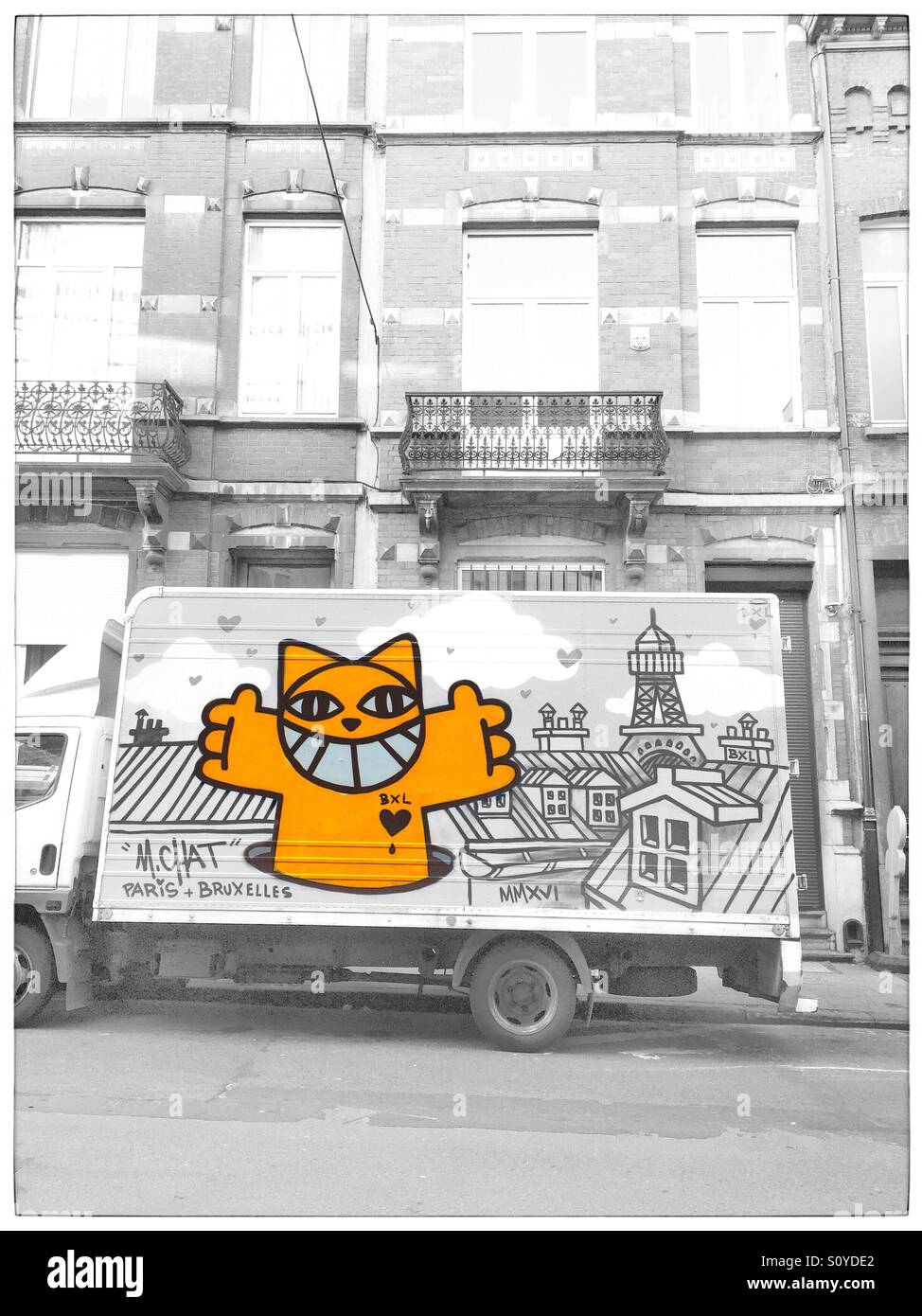 Gelbe Katze im urbanen Umfeld. Graffiti von 'M.Chat' auf van. Liebe, Brüssel und Paris. Stockfoto