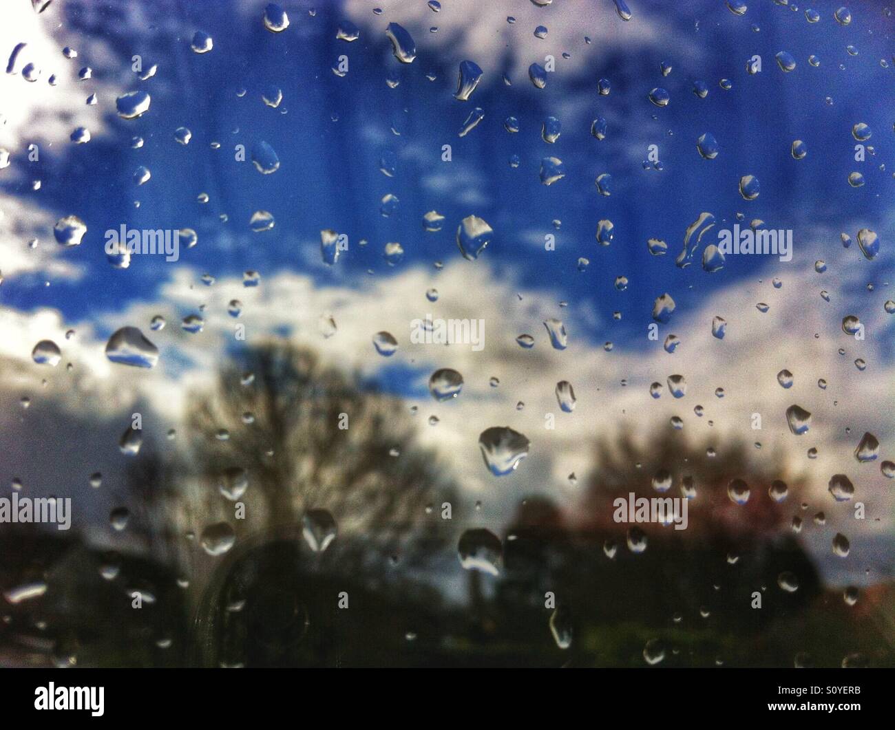 Regentropfen auf der Fensterscheibe Stockfoto