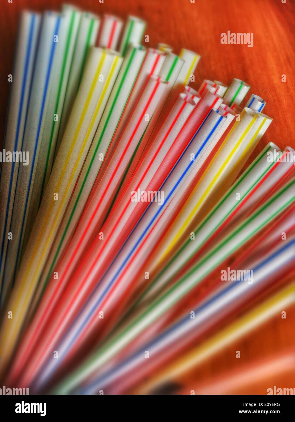 Bunte Strohhalme hautnah - Smartphone-aufgenommenes Stockfoto