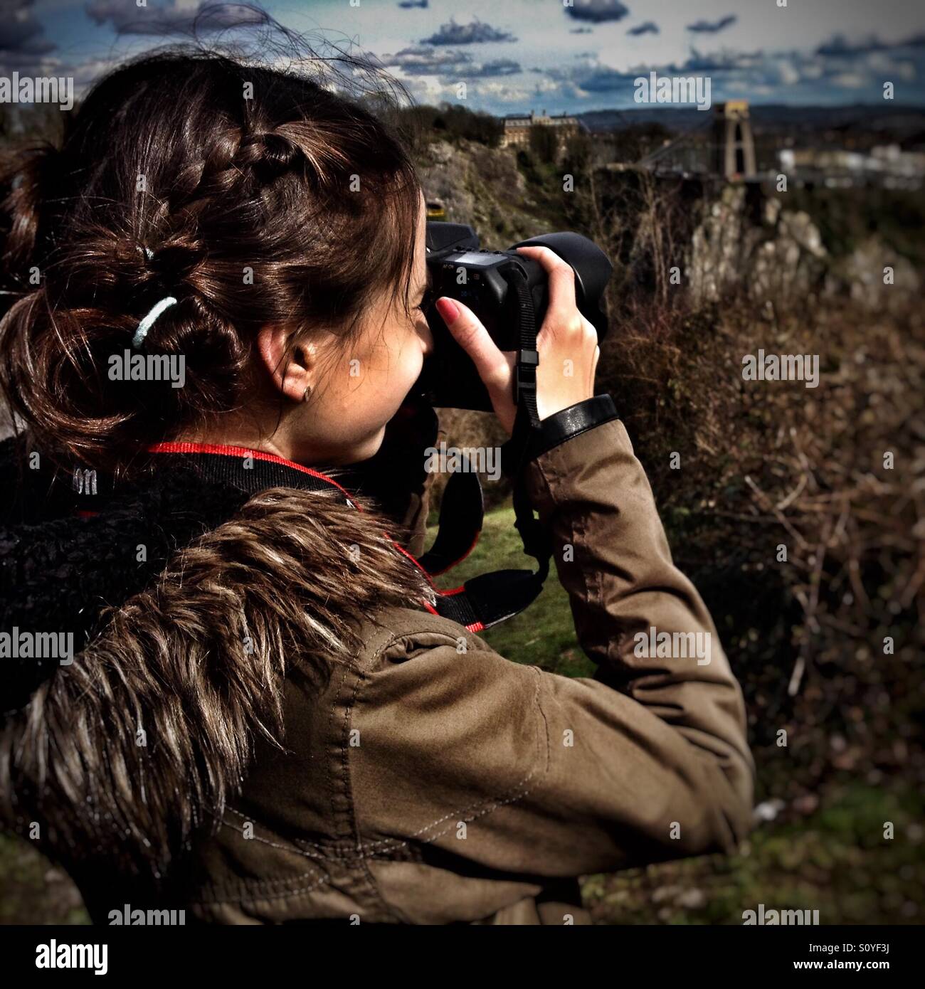 Mädchen nehmen Foto auf DSLR-Kamera - Smartphone-aufgenommenes Stockfoto