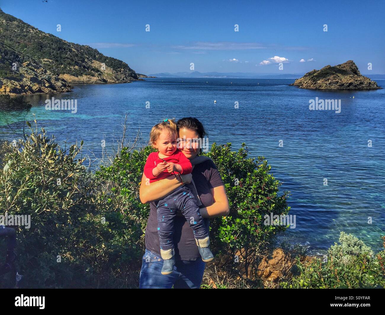 Mutter und Tochter im Urlaub Port Cros-Frankreich - Smartphone-aufgenommenes Stockfoto