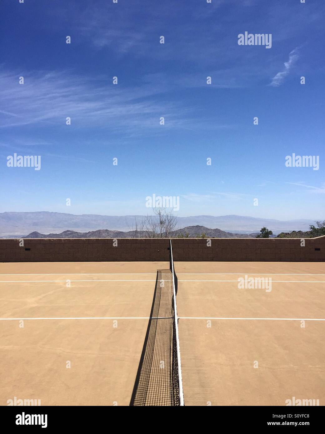 Tennisplatz in der Wüste Stockfoto
