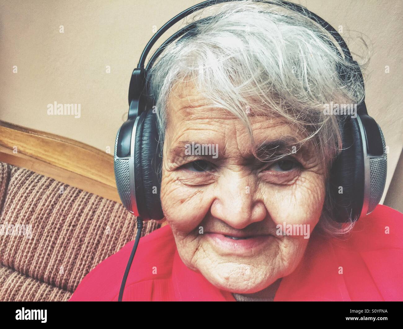 Ältere Frau hören Musik Porträt Stockfoto