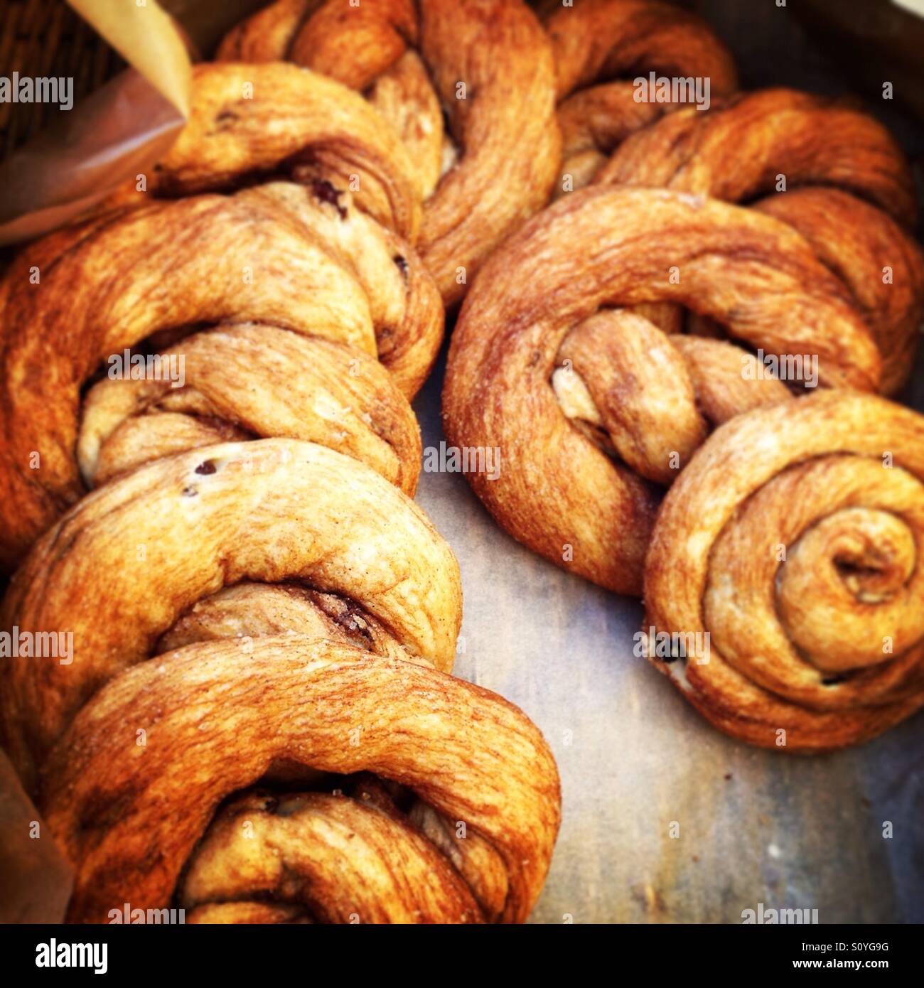 Cinnamon Rolls auf dem Berkeley Farmer's Market in Berkeley, Kalifornien. - Smartphone-aufgenommenes Stockfoto