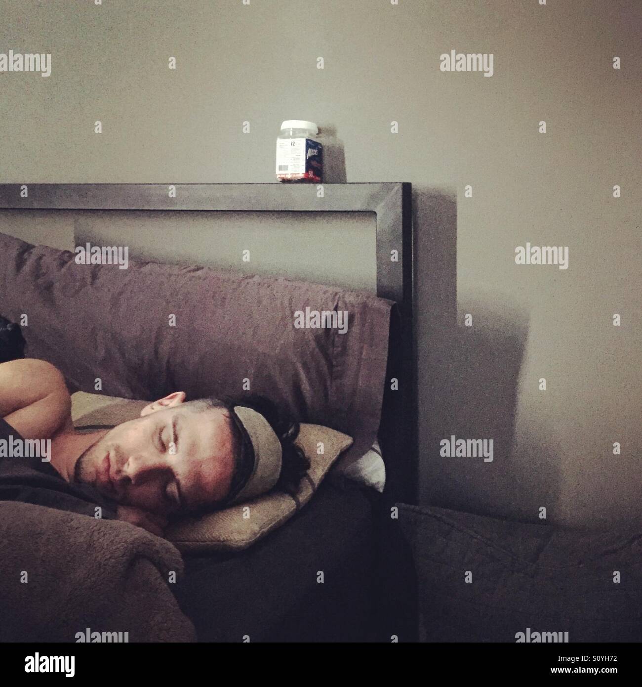 Mann im Bett schlafen. Stockfoto