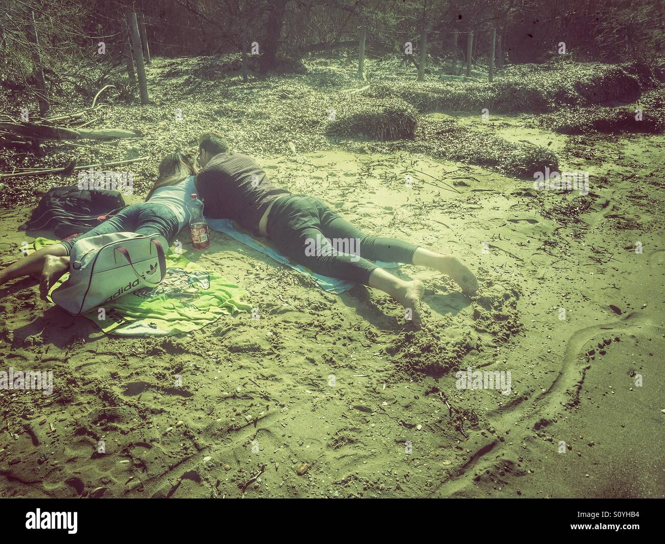 Paar am Strand entspannen - Smartphone-aufgenommenes Stockfoto