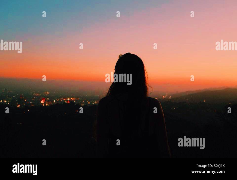 Mädchen schaut über die Hollywood Hills bei Sonnenuntergang in Kalifornien. Stockfoto