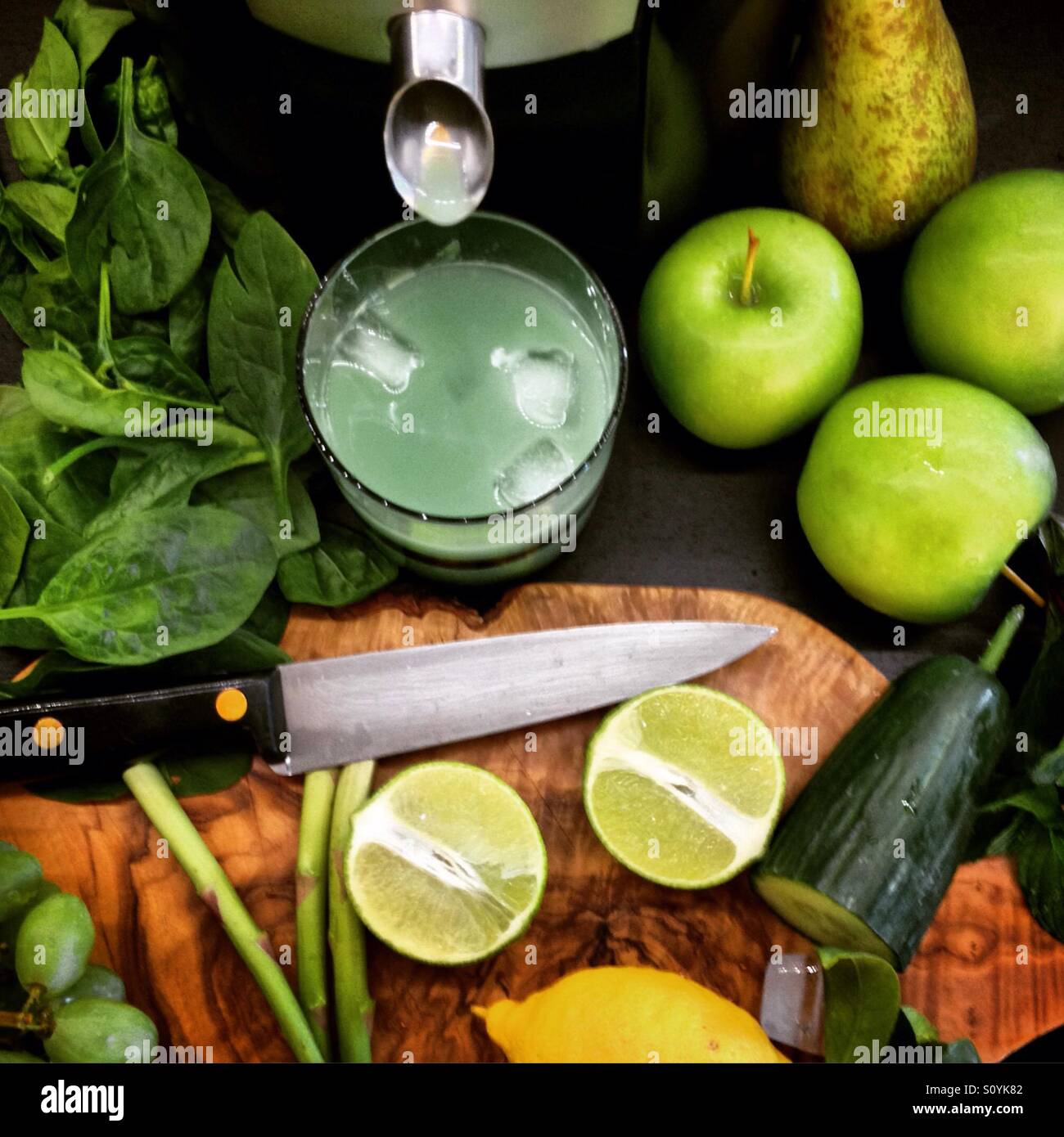 Zutaten für grünen Smoothie. Mobiltelefon-Foto mit einem Telefon oder Tablet Nachverarbeitung. - Smartphone-aufgenommenes Stockfoto