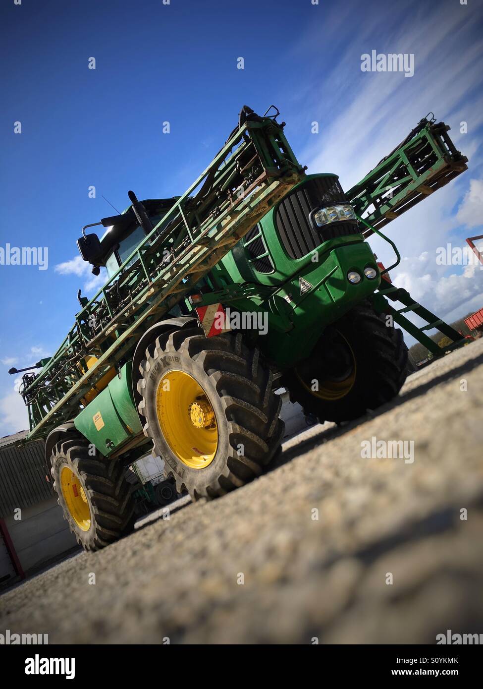 John Deere Traktor sprayer - Smartphone-aufgenommenes Stockfoto