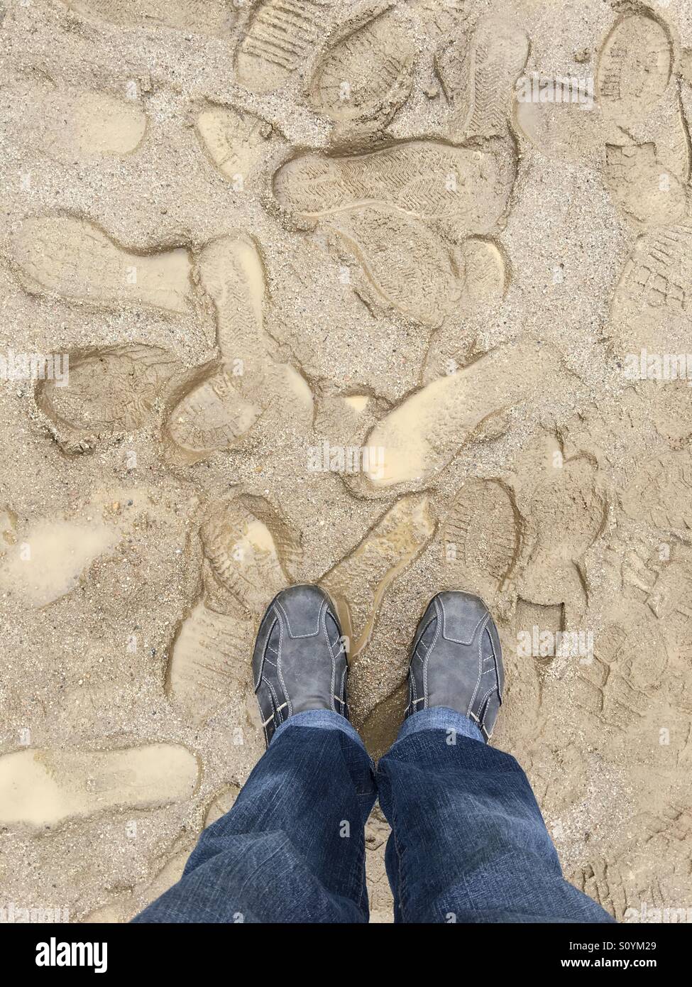 Suchen Sie bis zu Füßen im Schlamm Stockfoto