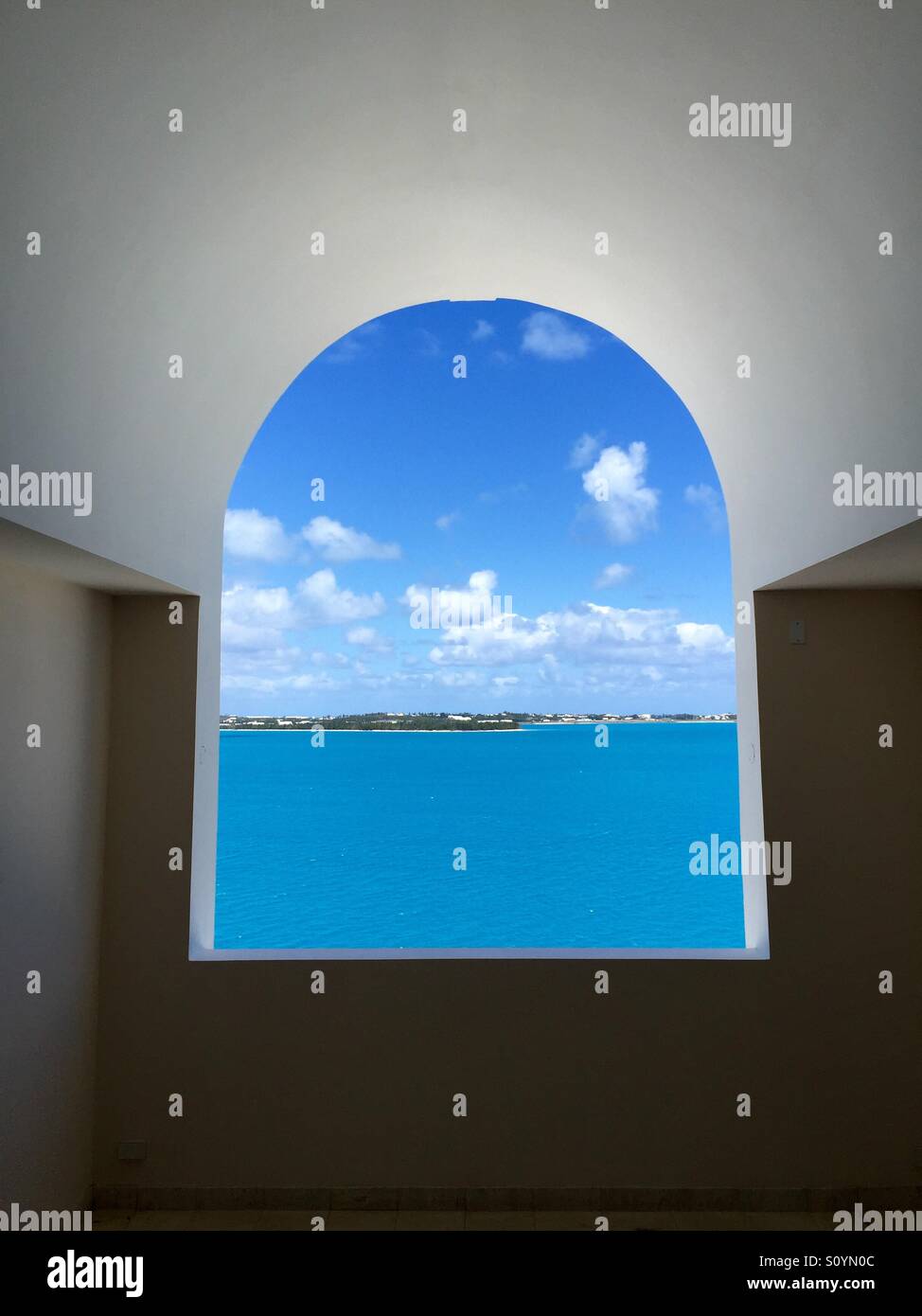 Blick auf das Meer, Ozean, Bucht, Wasser, Himmel, Wolken, Türkis, Aqua Marine, Bermuda Stockfoto