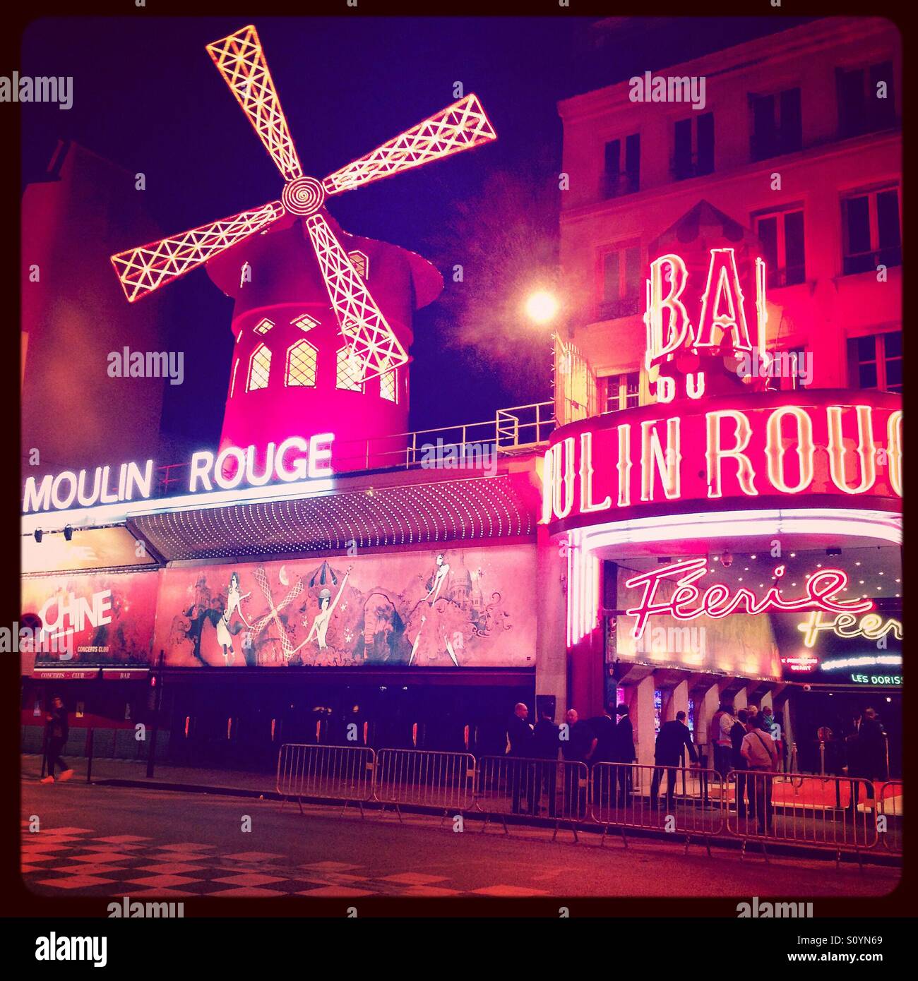 Moulin Rouge in Paris nachts beleuchtet Stockfoto