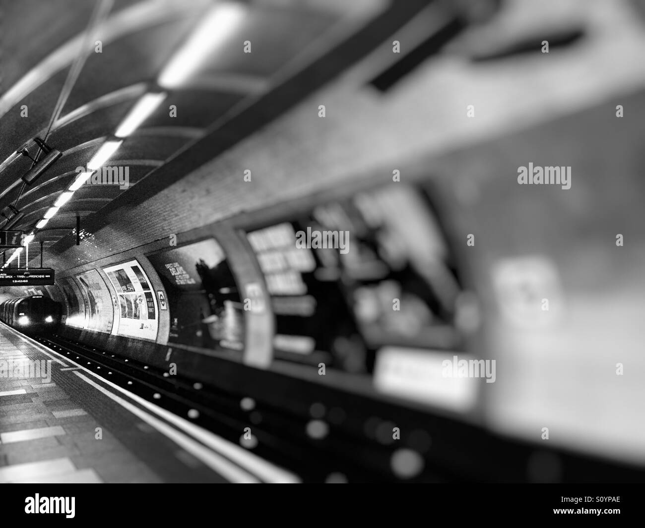 Zug nähert sich der u-Bahnstation, London Stockfoto