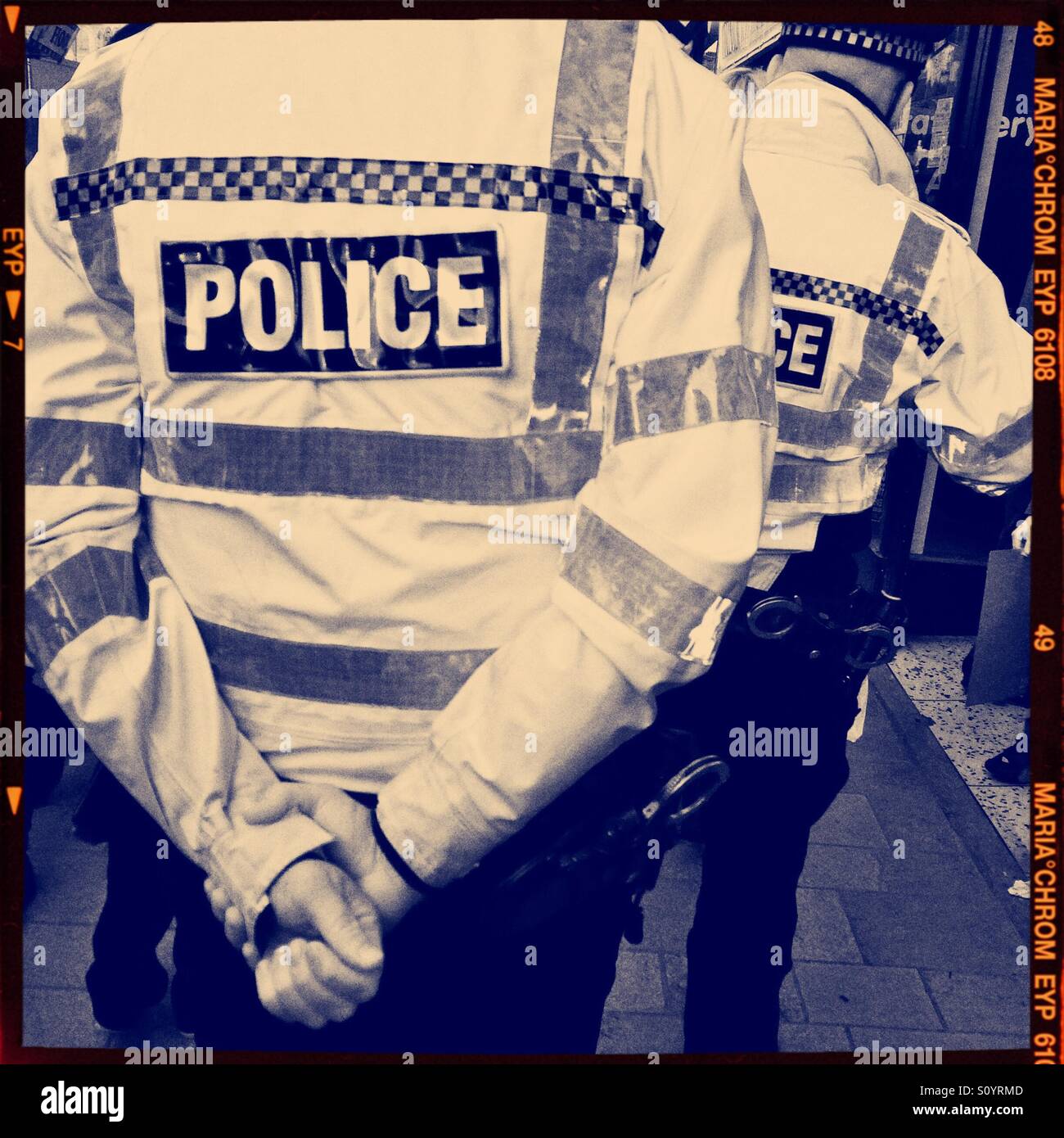 Zwei Polizisten Rückansicht Stockfoto