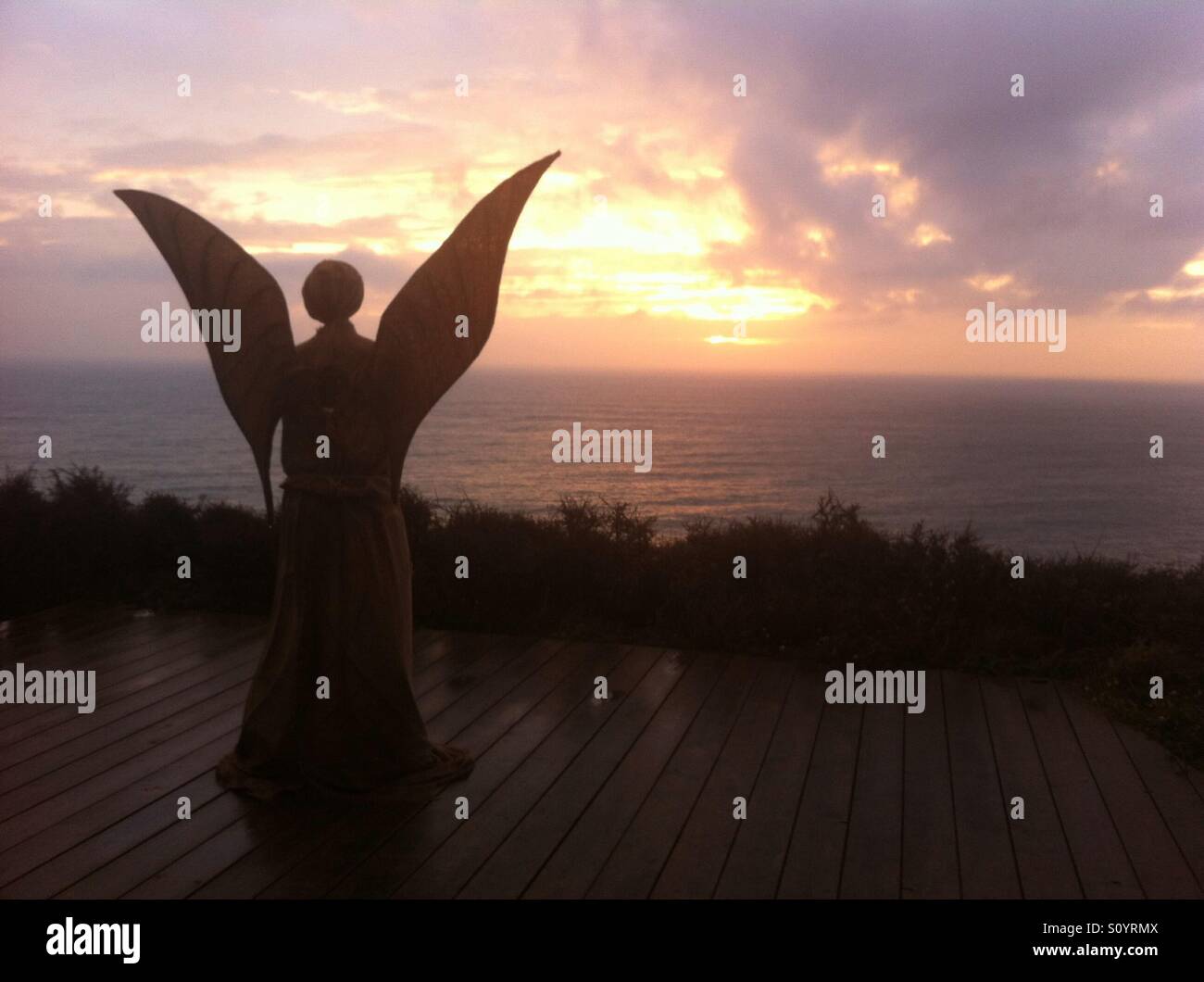 Engel, Blick auf das Meer entlang der South West Coast Path bei Gunwalloe, Cornwall Stockfoto