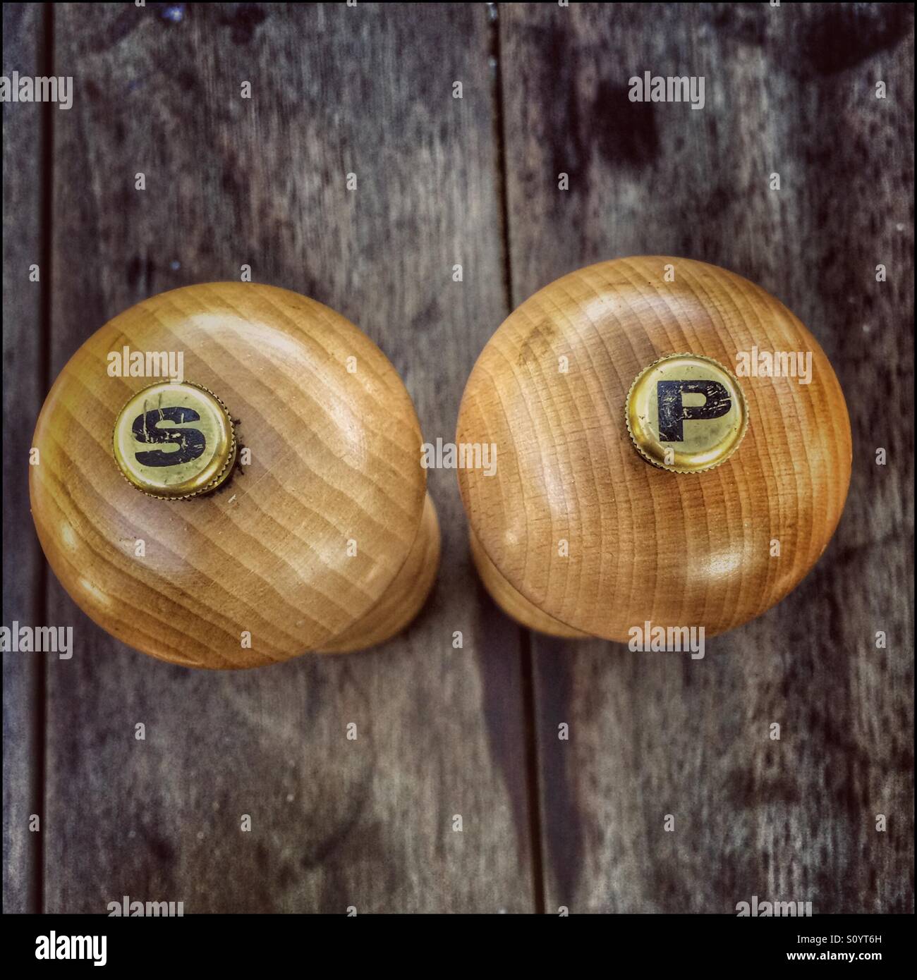 Aus Holz, Salz und Pfeffer Mühlen. Stockfoto