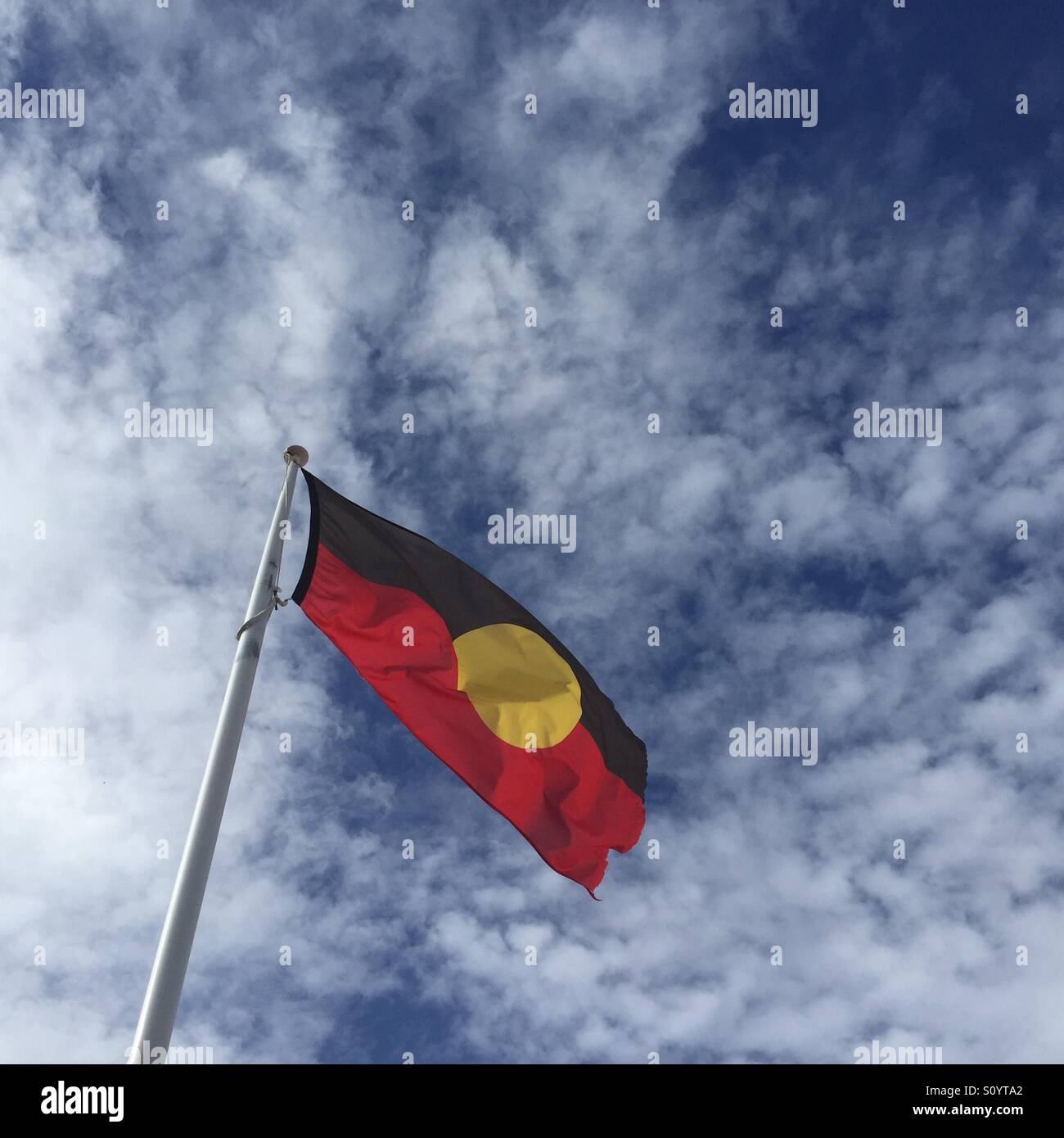 Aboriginal Flagge gegen Himmel Stockfoto