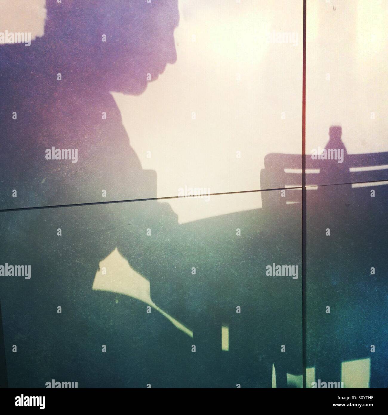 Schatten von einem Mann an einem Tisch sitzen Stockfoto