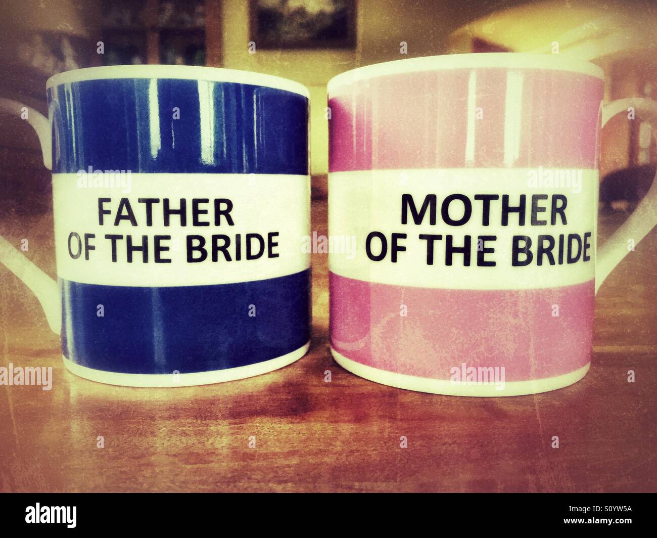 Vater der Braut und Mutter der Braut-Becher - Smartphone-aufgenommenes Stockfoto