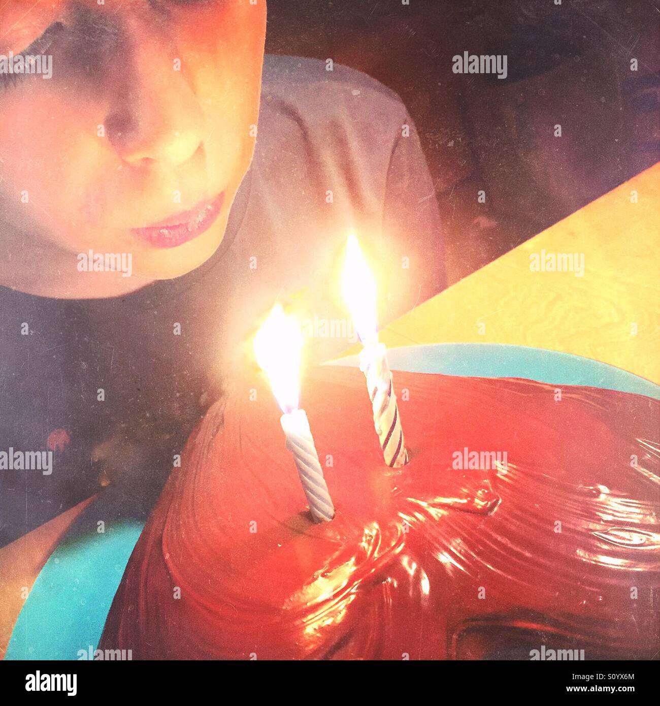Boy bläst Kerzen an seinem Geburtstag Schokoladenkuchen Stockfoto