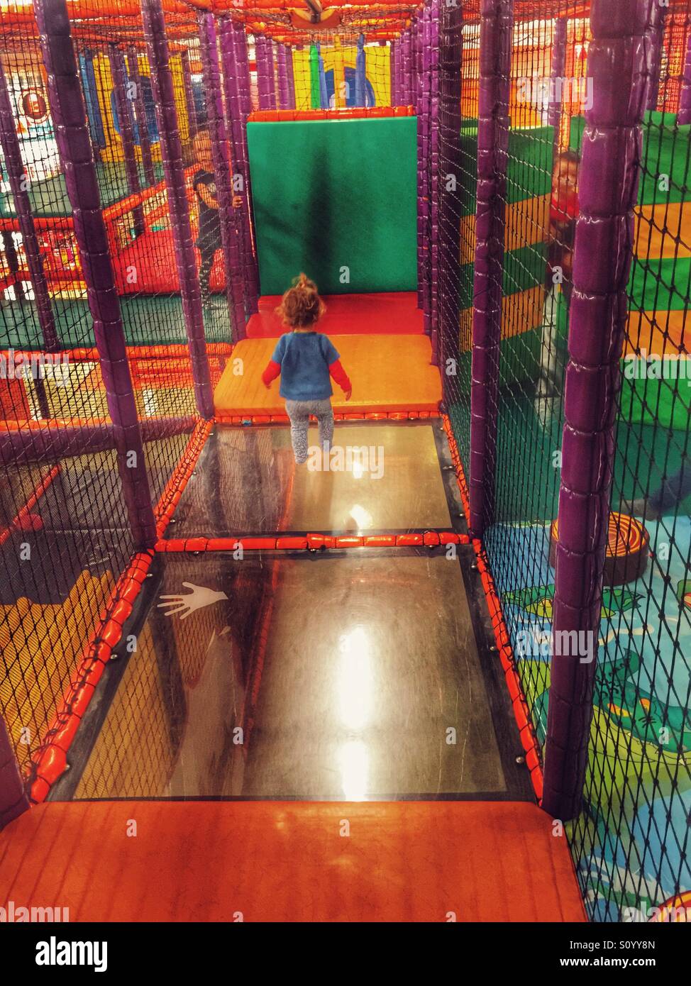 Kleinkind spielt in indoor-Spielplatz m Stockfoto