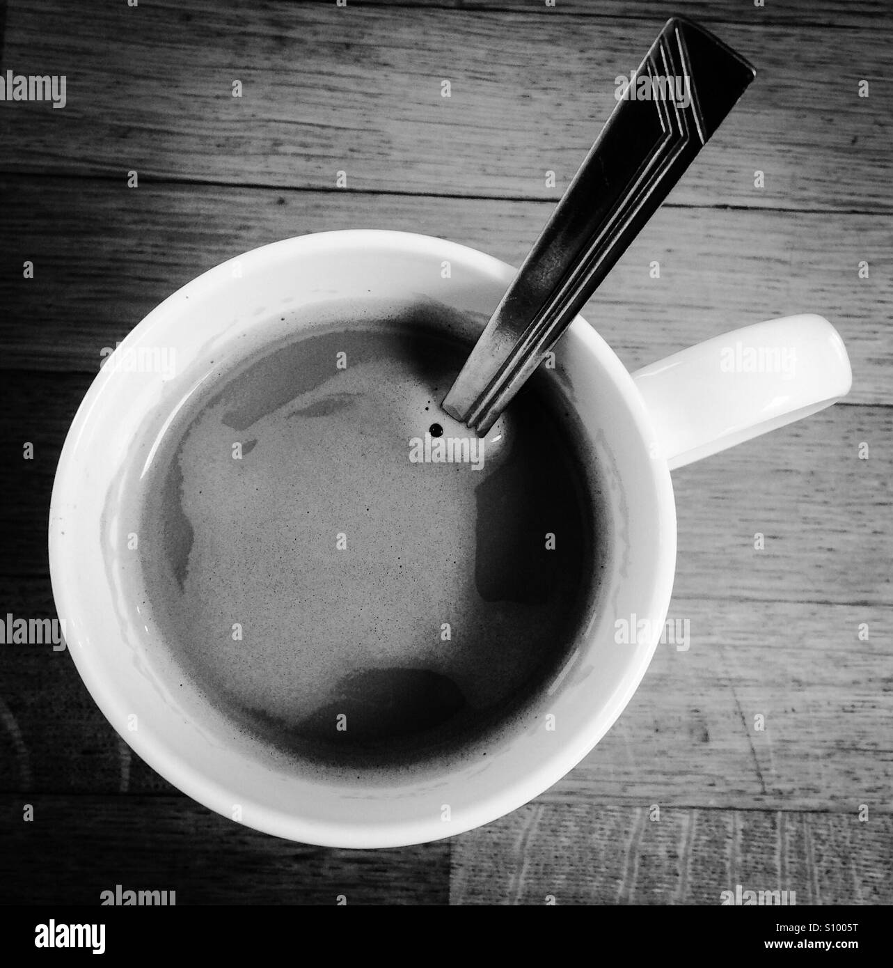 Blick nach unten auf eine Tasse Kaffee mit einem Löffel Stockfoto