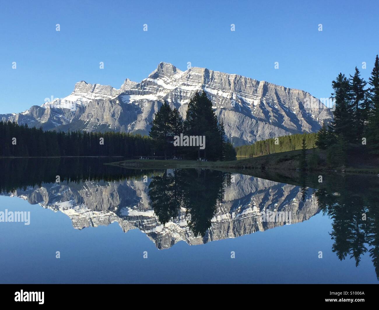 Zwei Jack Lake und Mt Rundle - Smartphone-aufgenommenes Stockfoto